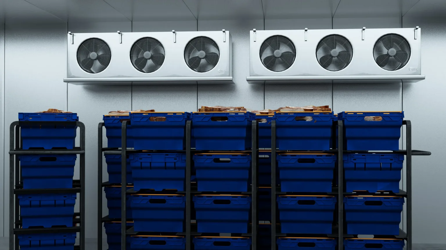 Câmara fria com prateleiras cheias de produtos